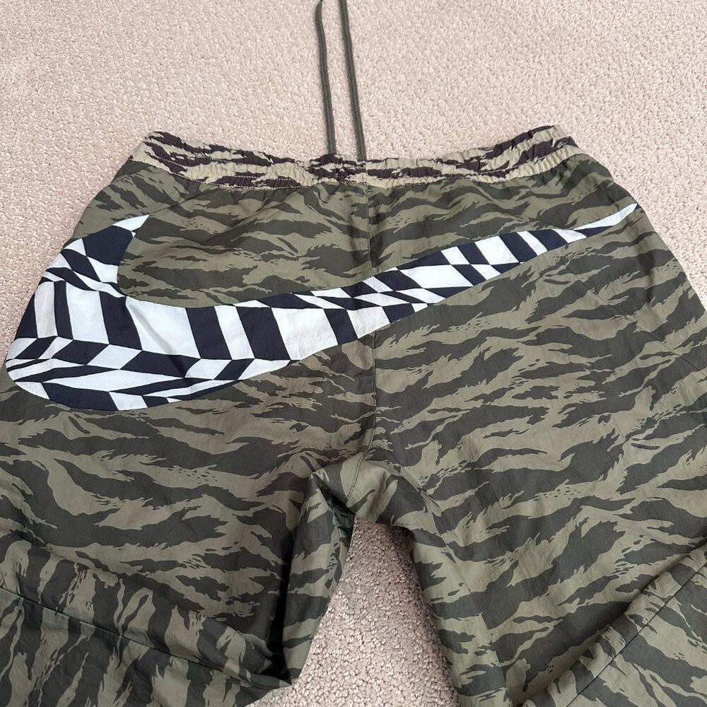 Nike Swoosh Track Pant Jogger Olive Camo Checkerboard Swoosh MEDIUM AO0863-222